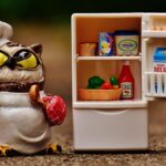 Caffè versato in un contenitore nel frigorifero, evidenziando l'attenzione alla freschezza e al sapore.