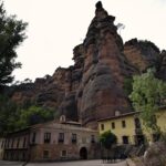 Trattoria rustica immersa nelle colline, tavoli all'aperto e piatti tradizionali serviti con cura.