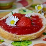 Marmellata in un barattolo con etichetta che avverte sui rischi per fegato, glicemia e denti.