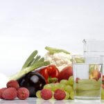 Uomo che beve acqua, illustrando il metodo per abbassare l'indice glicemico.