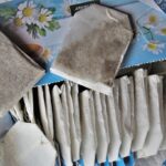 Tisane pericolose in un supermercato, con etichette evidenziate per il richiamo. Controlla se le hai in casa.