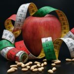 Donna anziana che prepara una tisana naturale per accelerare il metabolismo.