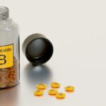 Donna sorridente che prende il sole all'aperto, simbolo di benessere e vitamina D.