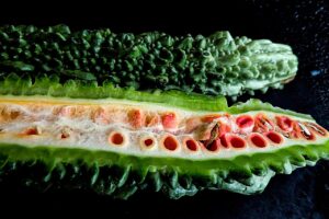 Ortaggio amaro fresco, ideale per la pulizia del fegato, servito su un piatto.