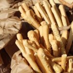 Grissini in una confezione con etichetta che evidenzia ingredienti poco salutari.