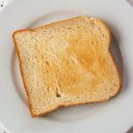 Fette biscottate di marca controversa, con avvertenze sui potenziali effetti negativi per la salute.