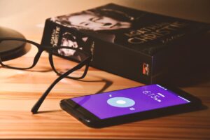 Cellulare sul comodino accanto a un letto, simbolo di disturbi del sonno.