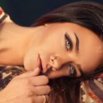 Sopracciglia perfette: tecniche di trucco delle professioniste in primo piano.