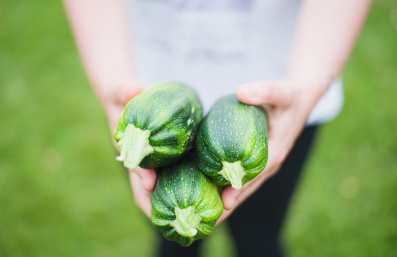 Zucchine fresche tagliate, pronte per essere cucinate in modo salutare per abbassare la glicemia.